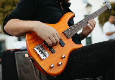 Jak wybrać gitarę basową? Poradnik dla początkujących