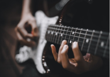 Jak wybrać gitarę elektryczną? Poradnik dla początkujących i nie tylko