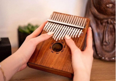 Kalimba dla początkujących – jak zacząć grę na pianinie kciukowym?