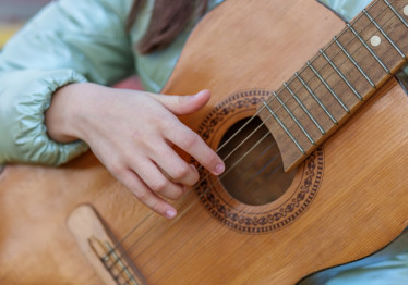 Jak wymienić struny w gitarze? Praktyczny poradnik krok po kroku