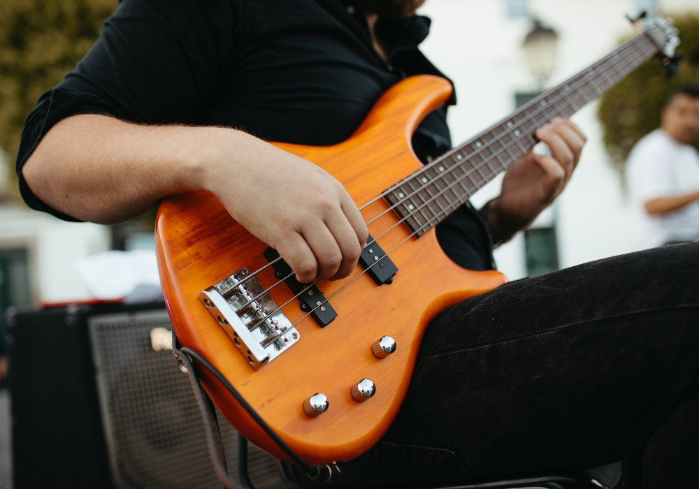 Jak wybrać gitarę basową? Poradnik dla początkujących